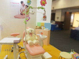こちらは小児歯科ユニット「ペディシア」です。可愛らしい小物を使用し実際の小児歯科をイメージした展示を行いました。