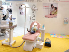 小児歯科ユニット「オサダペディシア」お子さまが診療を受けに来たくなる空間をテーマに展示を行いました。かわいい絵柄入りのうがい鉢は歯科衛生士さんやお子さまにご好評いただきました。