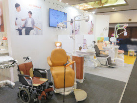 こちらはケアフリーユニット「オパルコンフォート」です。院内用車いす「skit600」からの導入イメージを体験いただける展示をいたしました。