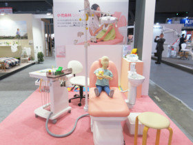 小児歯科シリーズ小児歯科ユニット「ペディシア」は、お子さまの笑顔をコンセプトに展示し、ユニットの安心・安全をご紹介しました。