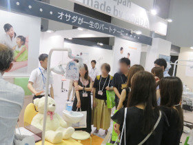 【オサダブースのご紹介】東北デンタルショーでは、「オサダが一生のパートナーに」をテーマに小児から高齢者まで患者様の生涯に寄り添うユニットや商品の展示を行いました。こちらは小児歯科ユニット「オサダペディシア」です。医院さんの声を取り入れた小児向けユニットは多くの方に関心を持っていただきました。