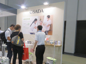 「歯科訪問診療シリーズ」では、実際に口腔ケアを行うシーンをイメージした展示や便利な小物商品を展示しました。