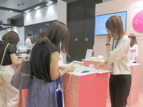 歯科衛生士の方々に向けた「f-LINEシリーズ」では、エナックの軽い使い心地と確かな効果をお客様に体感していただきました。