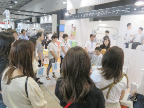 【ブース内セミナーのご紹介】「要介護高齢者へ対応するポイント」リスクに配慮した対応が求められる要介護高齢者への姿勢調整や口腔衛生管理を行う際のポイントを実演を交えせご説明いただきました。講師:渡邉 理沙先生