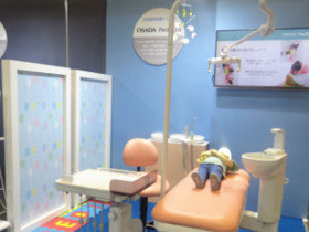 小児歯科ユニット「オサダペディシア」は、お子さまが通いたくなる歯科医院をコンセプトに、カラフルでかわいいコーナーで展示しました。