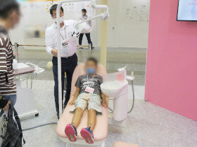 小児歯科シリーズコーナーでは、ペディシアをお子さんが体感されている場面もありました。実際の小児歯科診療の現場がよくイメージできる<br>ショットですね。
