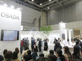 オサダは、「繋がる」をテーマにしたブースで皆さまをお迎えしました。皆さまと患者さまとの繋がり、医院のスタッフさま同士の繋がり。皆さまとオサダの繋がりから、さまざまな繋がりをつくることができればという願いの込められたブースです。